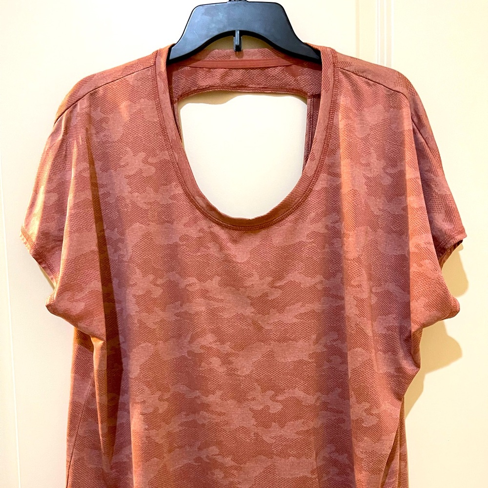 Beautiful half open back by Xersion. Size XXL.